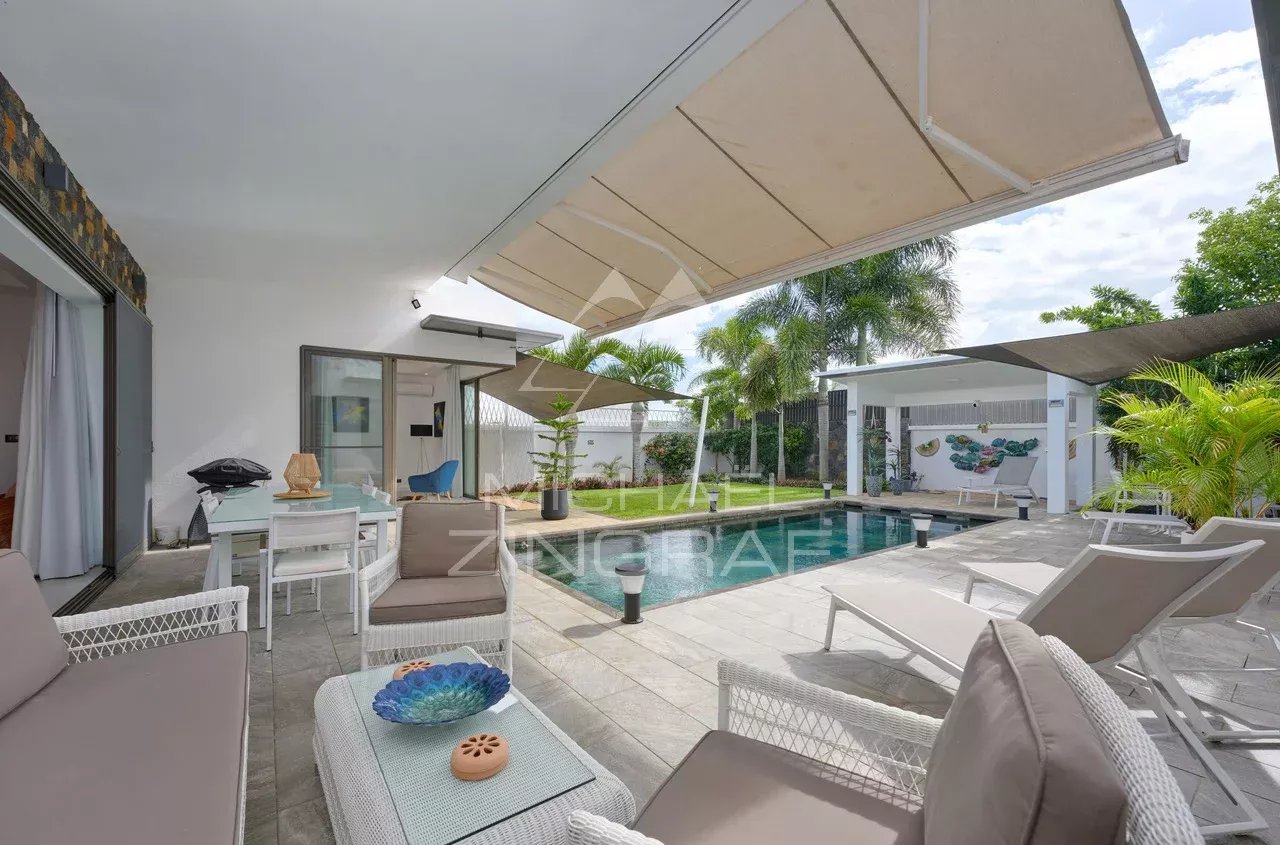 Vue d'une villa contemporaine avec piscine et mobilier extérieur à Grand Baie.