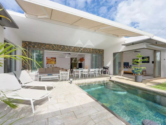 Villa contemporaine avec piscine et espace de vie extérieur à Grand Baie.