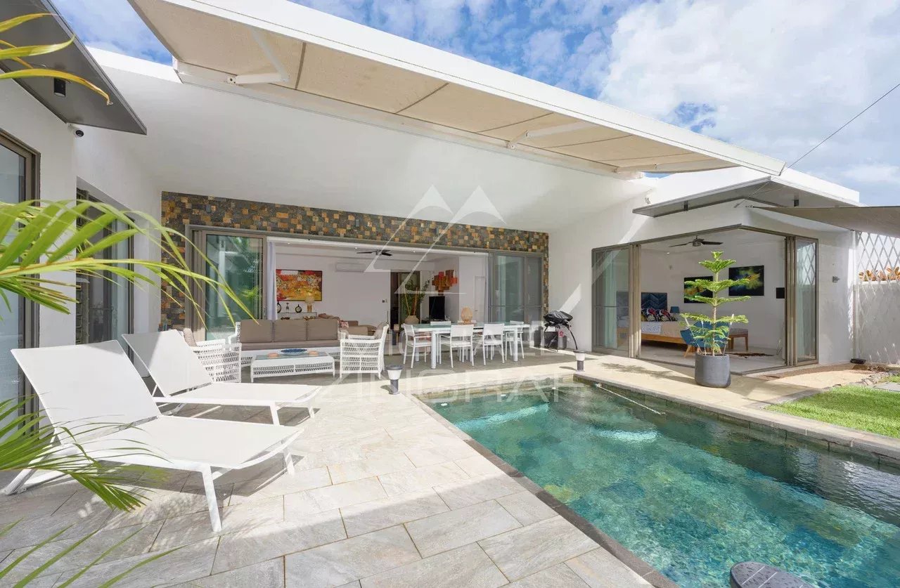 Villa contemporaine avec piscine et espace de vie extérieur à Grand Baie.