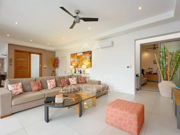 Intérieur d'une villa contemporaine avec salon moderne et mobilier élégant à Grand Baie.
