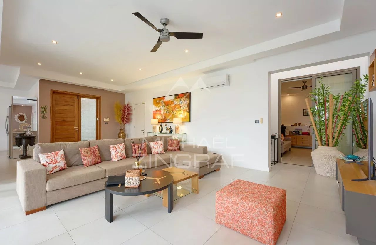 Intérieur d'une villa contemporaine avec salon moderne et mobilier élégant à Grand Baie.