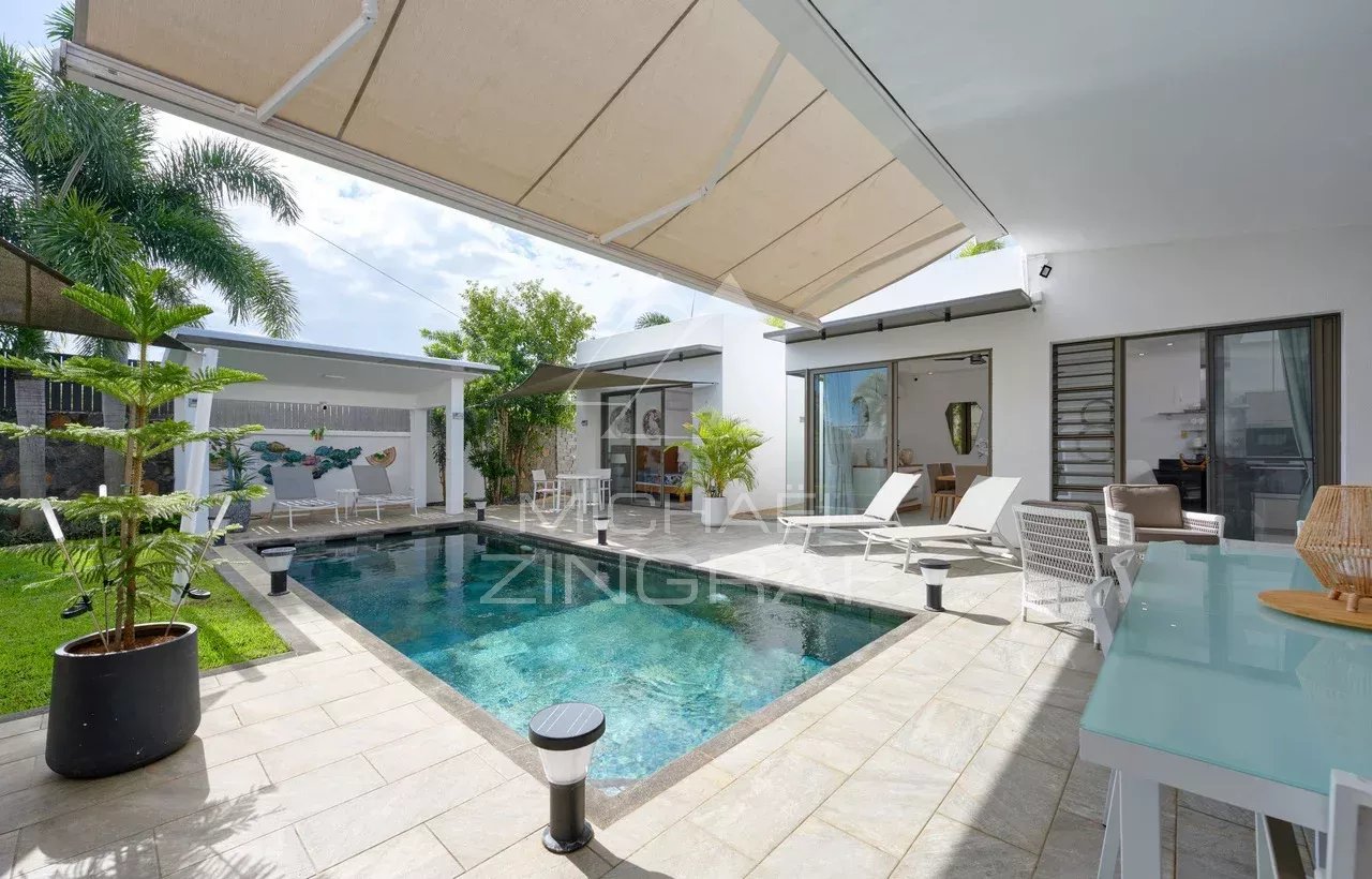 Villa contemporaine avec piscine et terrasse à Grand Baie, entourée de verdure.