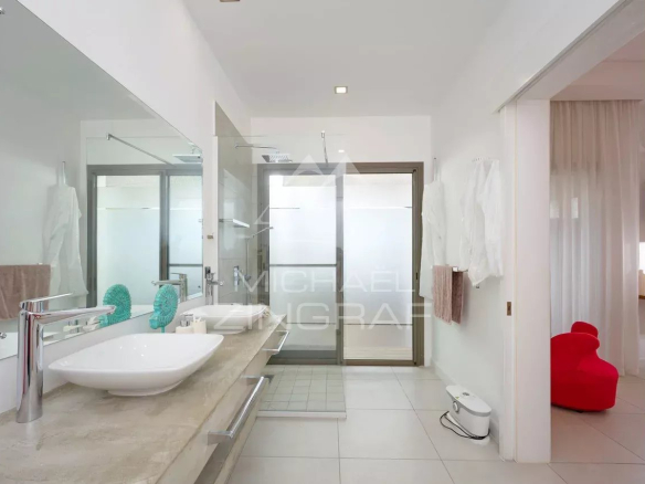 Salle de bain moderne avec douche et lavabo dans une villa contemporaine à Grand Baie