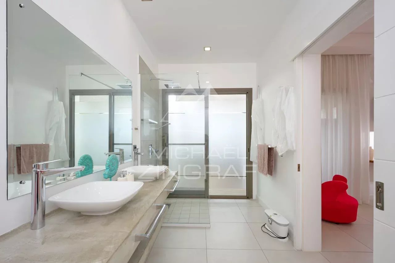 Salle de bain moderne avec douche et lavabo dans une villa contemporaine à Grand Baie