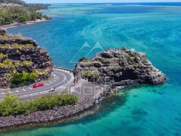 Vue aérienne de la côte avec une route serpentant le long de la mer turquoise à Baie du Cap.