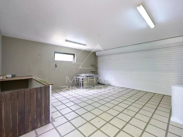 Intérieur d'une villa avec un espace vide et un garage à Grand Baie.