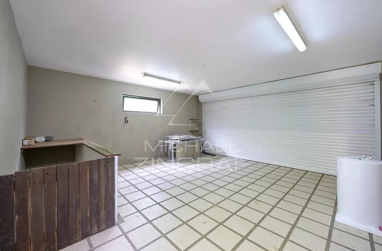 Intérieur de villa à Grand Baie Intérieur d'une villa avec un espace vide et un garage à Grand Baie.