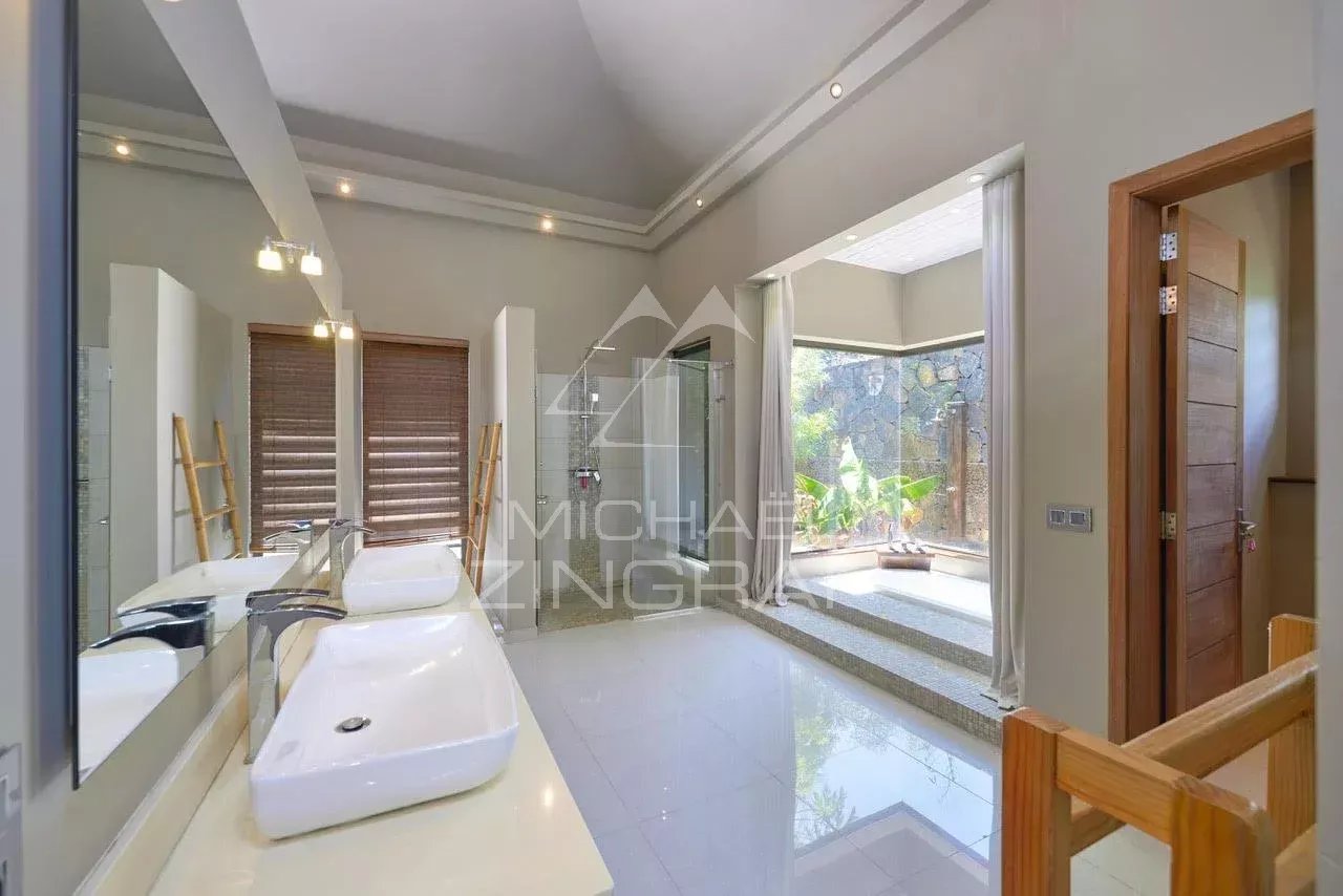 Salle de bains d’une villa à Grand Baie Salle de bains moderne avec douche et lumière naturelle, villa à Grand Baie.