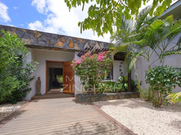 Entrée d'une villa moderne avec jardin et décoration tropicale à Grand Baie.
