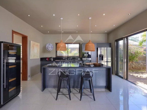 Cuisine moderne et spacieuse d'une villa à Grand Baie avec îlot central et éclairage naturel.