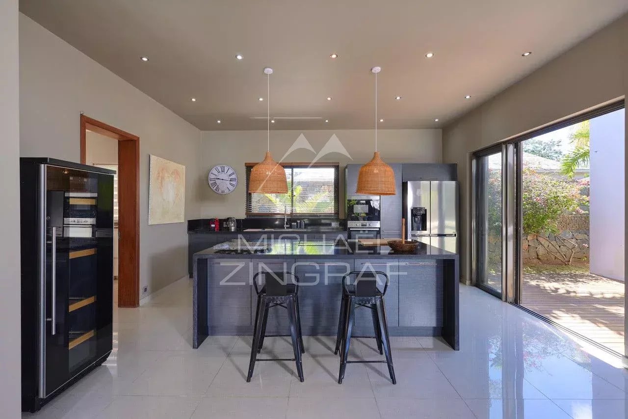 Cuisine de villa à Grand Baie Cuisine moderne et spacieuse d'une villa à Grand Baie avec îlot central et éclairage naturel.