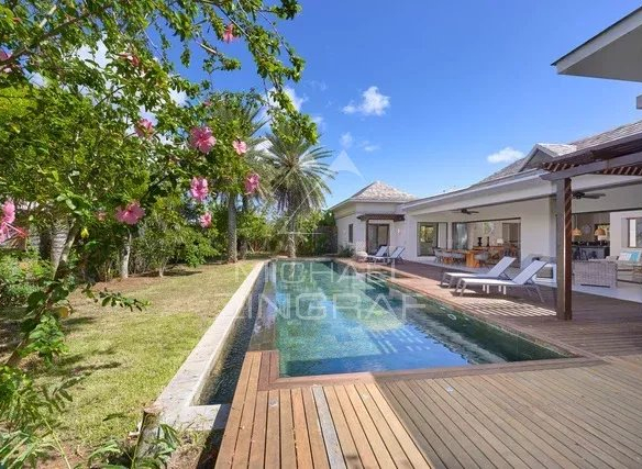 Villa moderne avec piscine privée et jardin à Grand Baie.