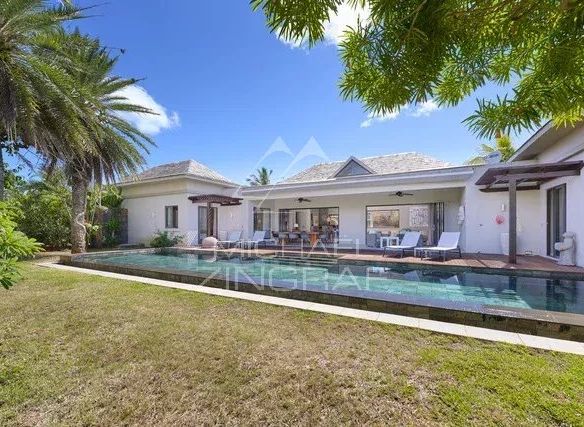 Villa moderne avec piscine privée entourée de verdure à Grand Baie.