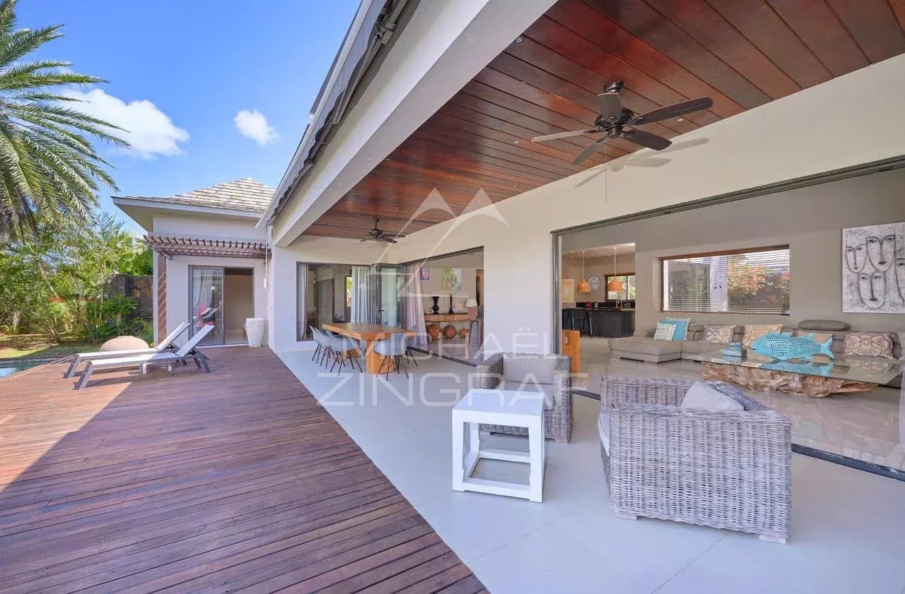 Villa d’exception à Grand Baie Villa moderne avec piscine privée et terrasse en bois, entourée de verdure à Grand Baie.