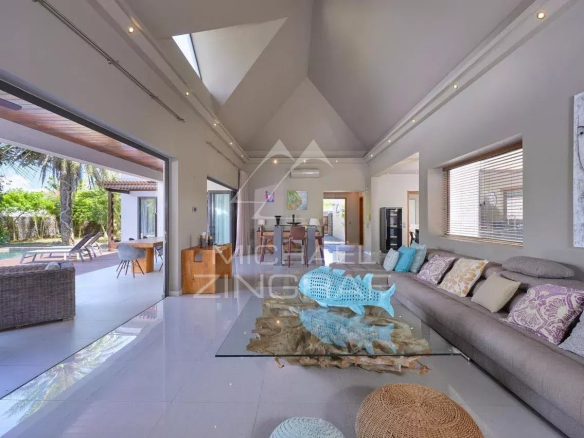 Intérieur d'une villa moderne avec salon spacieux et décoration élégante à Grand Baie.
