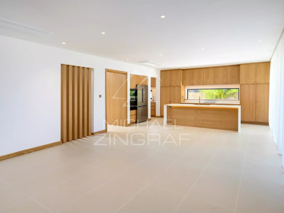 Intérieur moderne d'une villa neuve avec cuisine ouverte et espace lumineux.