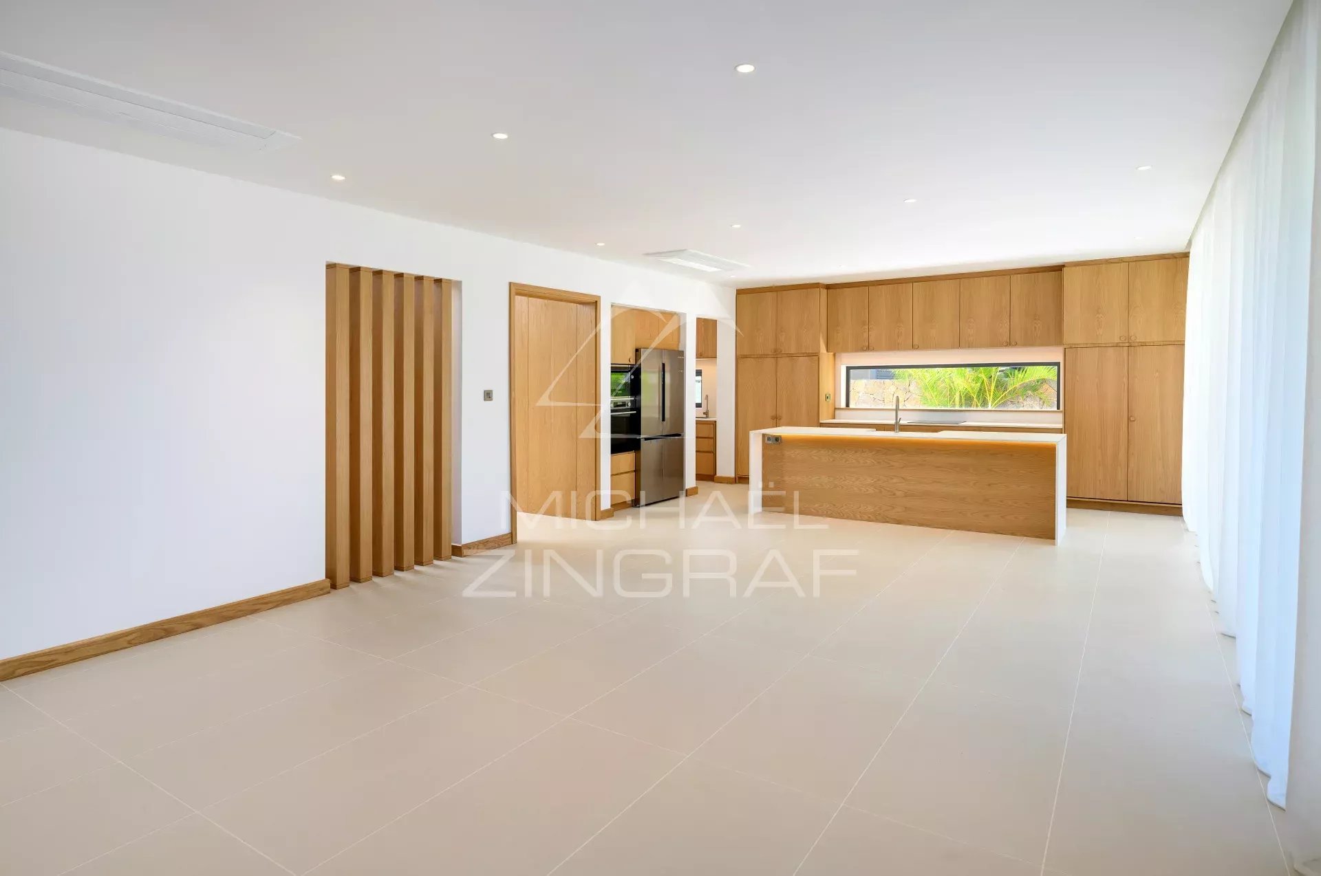 Intérieur de villa moderne à Haute Rive Intérieur moderne d'une villa neuve avec cuisine ouverte et espace lumineux.