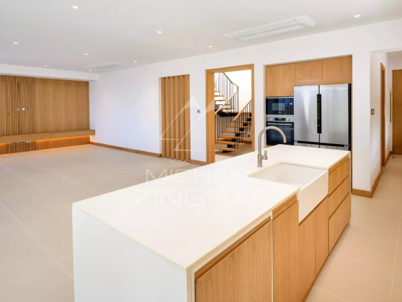 Intérieur d'une villa moderne avec cuisine ouverte et espace de vie lumineux.