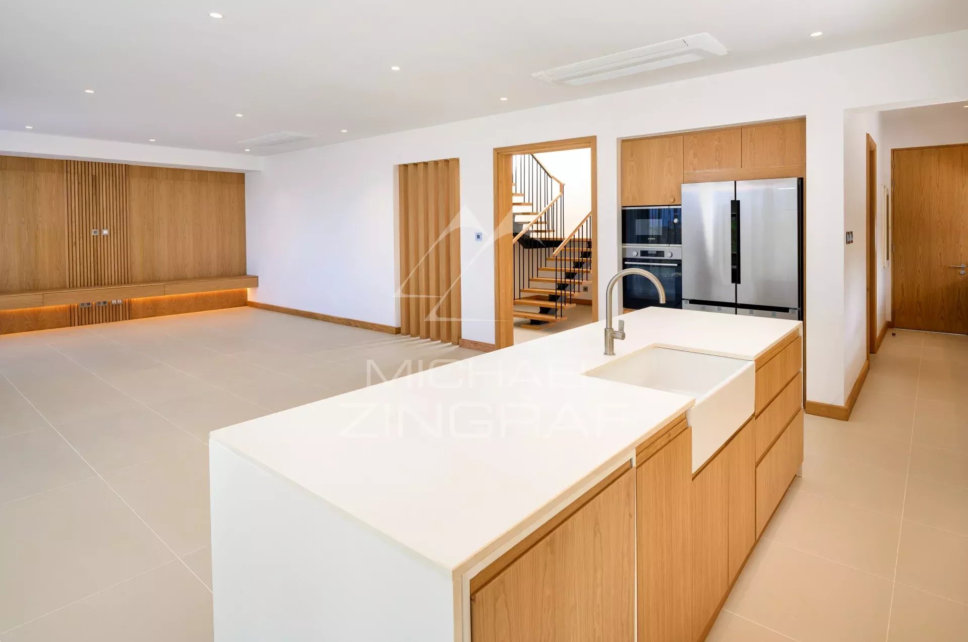 Intérieur d’une villa moderne Intérieur d'une villa moderne avec cuisine ouverte et espace de vie lumineux.