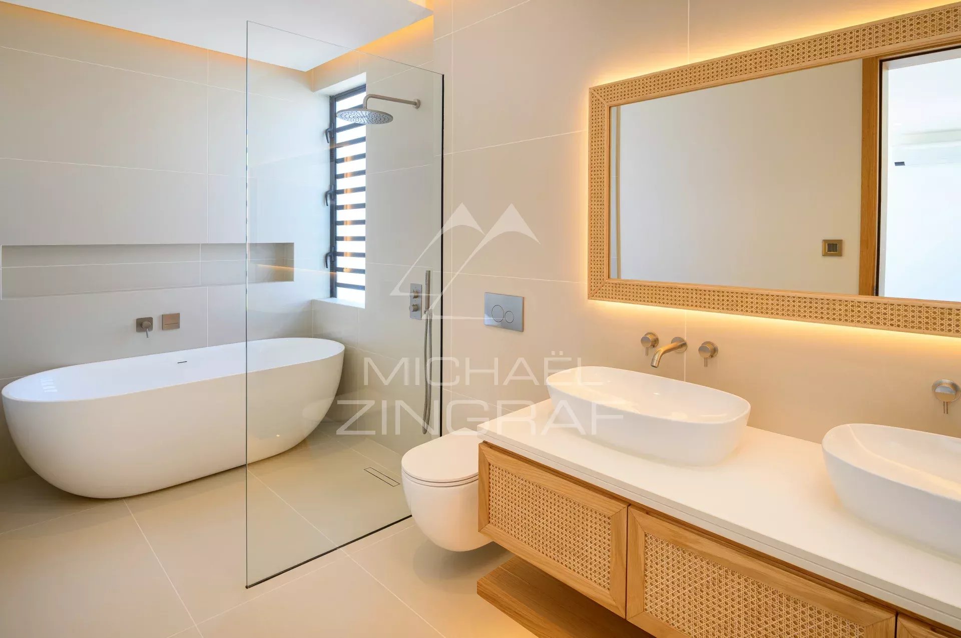 Salle de bain d’une villa neuve à Azuri Village Salle de bain moderne avec baignoire, douche et double vasque dans une villa neuve.