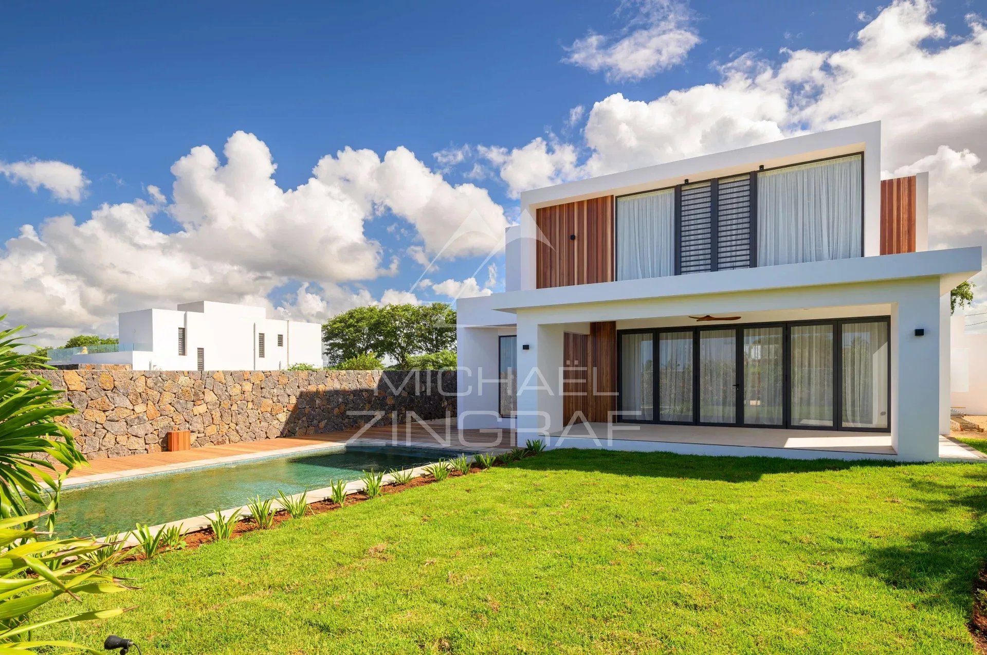 Villa neuve à Azuri Village Villa moderne de 4 chambres avec jardin et piscine à Haute Rive, Azuri Village.
