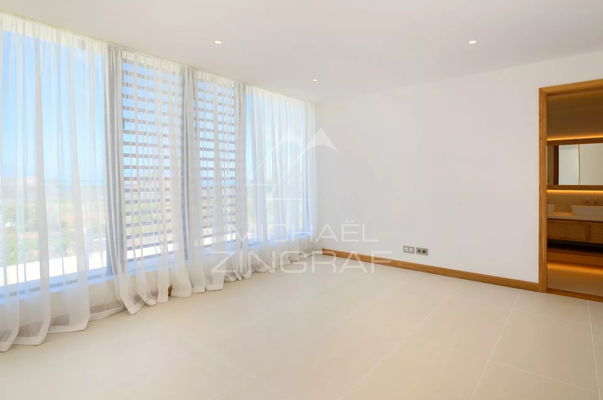 Intérieur moderne d’une villa à Haute Rive Intérieur d'une villa neuve avec de grandes fenêtres et un sol en carrelage.