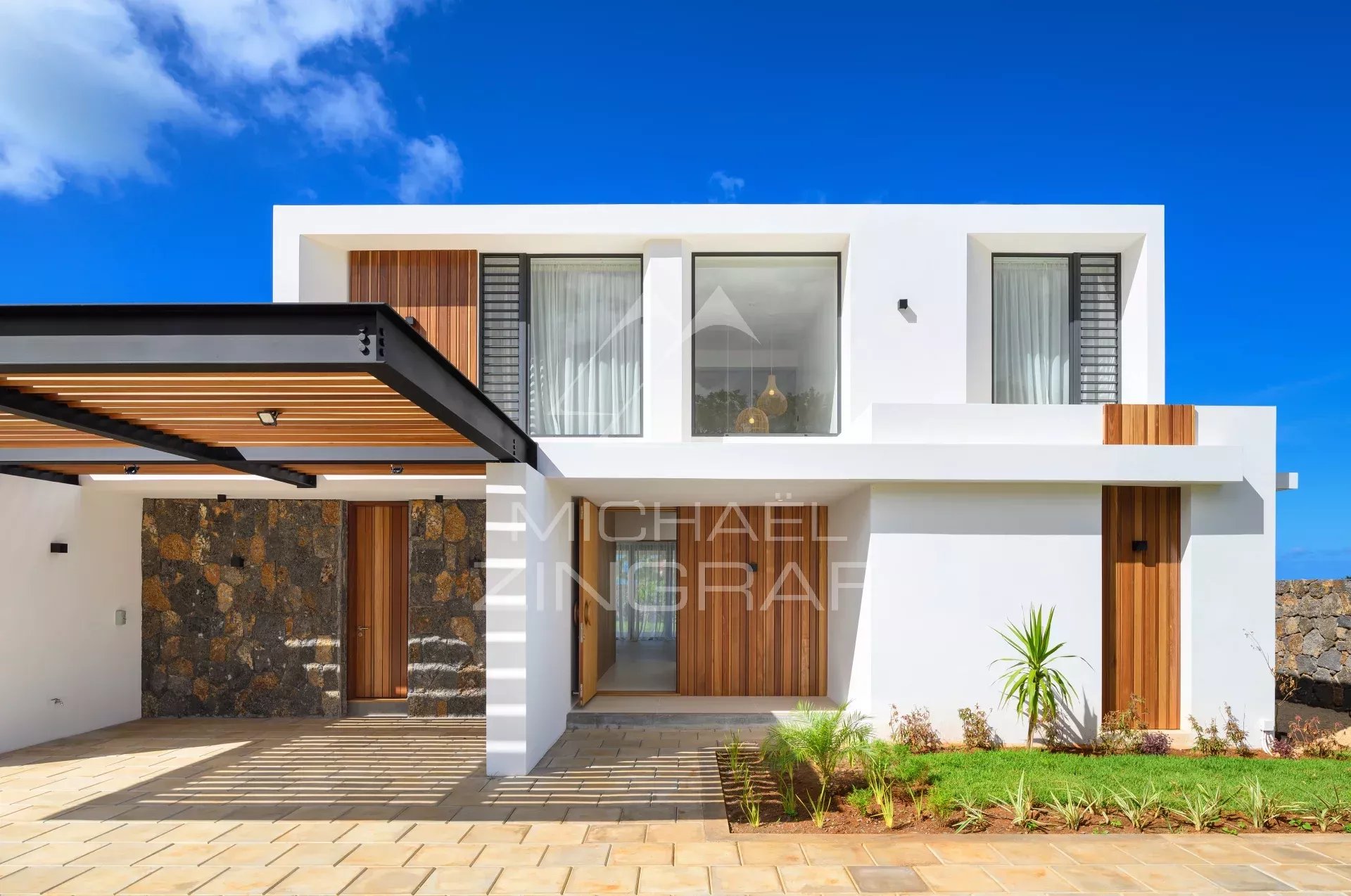 Villa moderne à Azuri Village Villa moderne de 4 chambres à Haute Rive avec jardin et garage.
