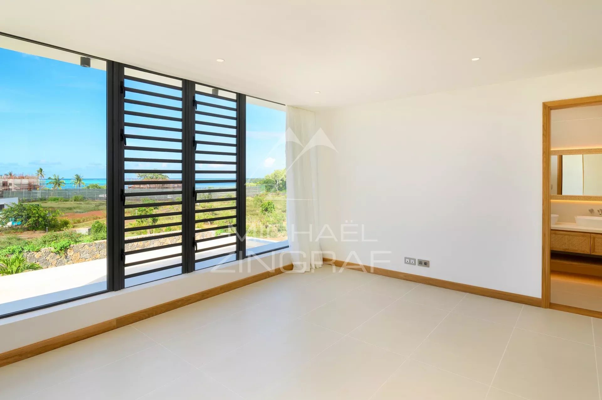 Intérieur d’une villa à Haute Rive Intérieur d'une villa moderne avec fenêtre et vue sur le jardin.