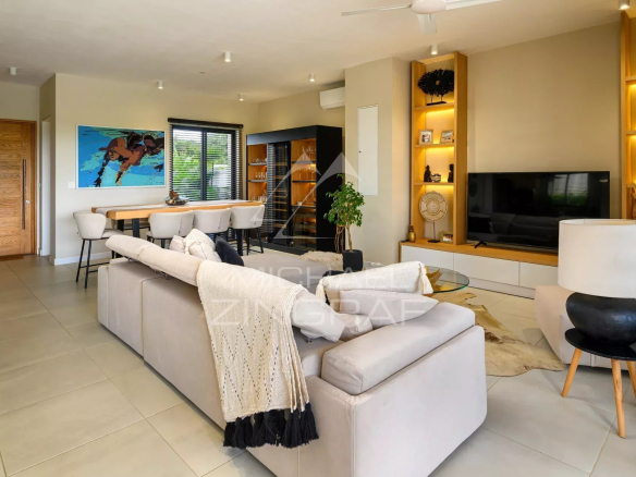Intérieur d'une villa jumelée avec salon lumineux et décoration moderne à Azuri, Haute Rive.