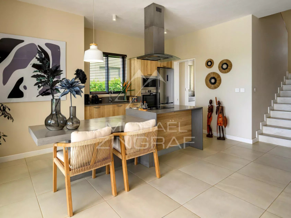 Intérieur d'une villa jumelée à Azuri avec cuisine moderne et salle à manger lumineuse.