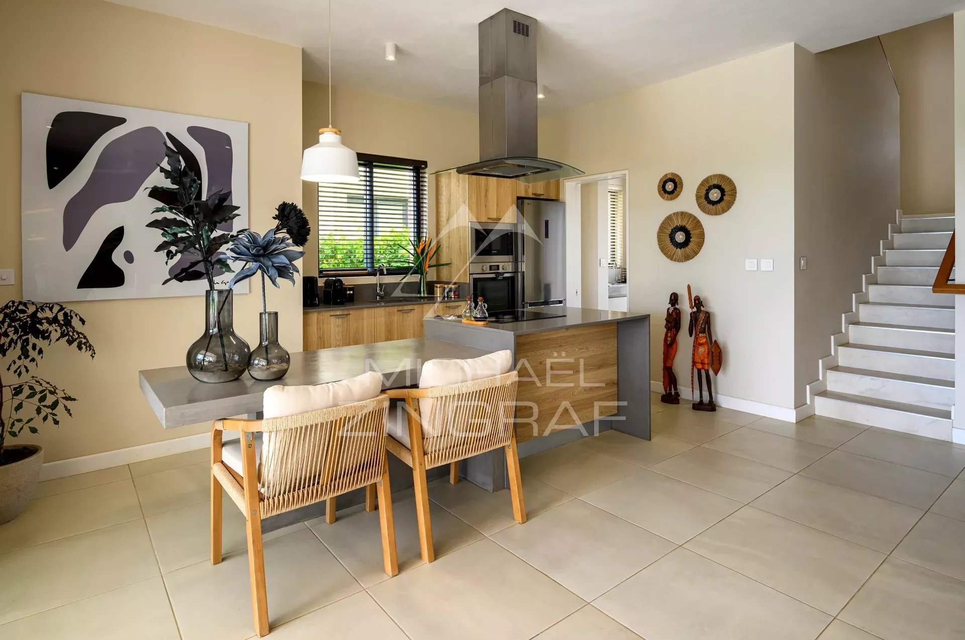 Intérieur d’une villa à Azuri Intérieur d'une villa jumelée à Azuri avec cuisine moderne et salle à manger lumineuse.