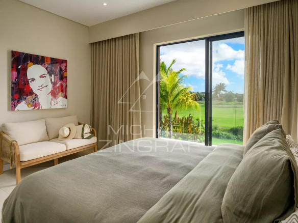 Chambre d'une villa jumelée à Azuri avec vue sur le golf et jardin privé.