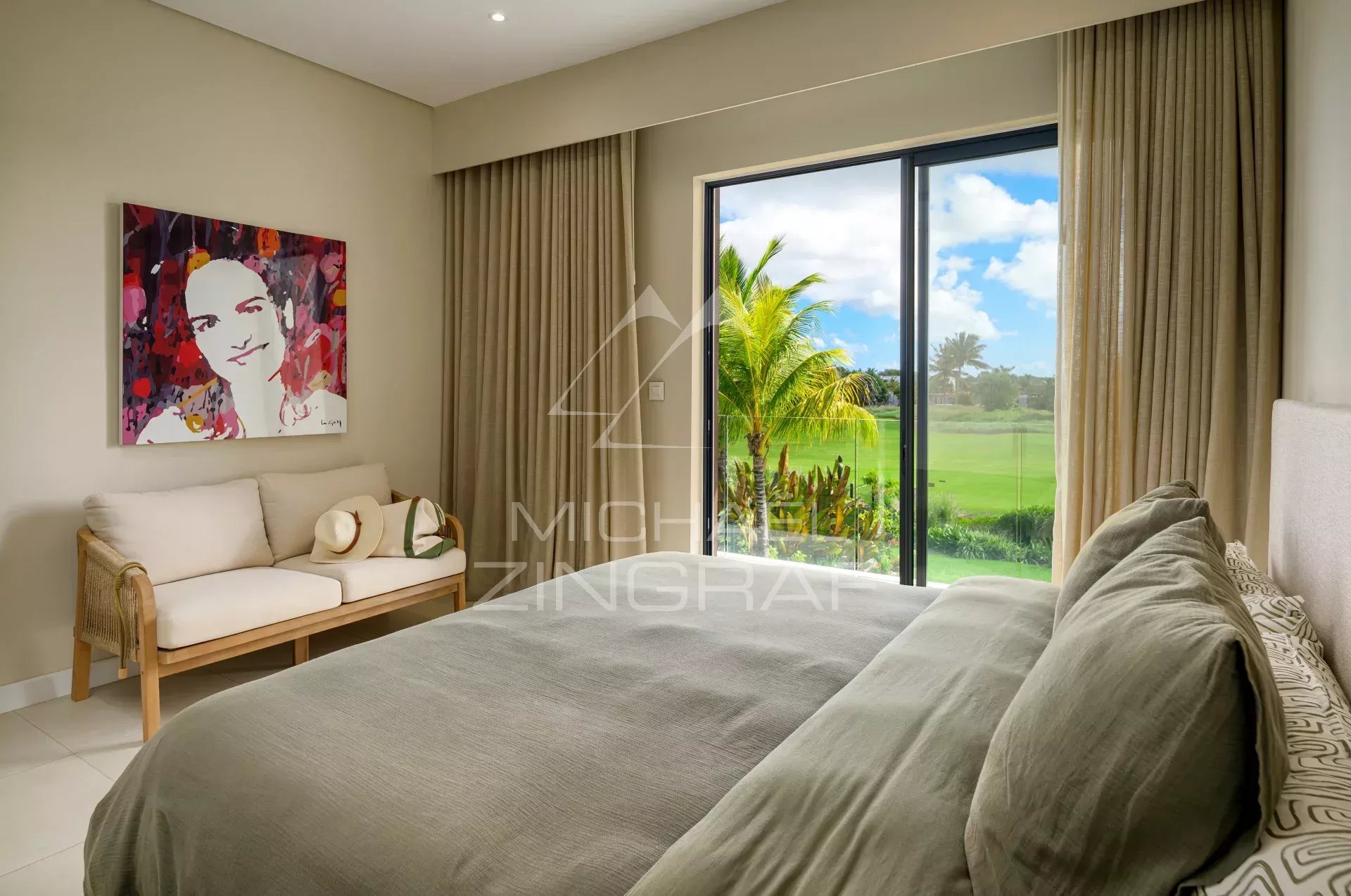Chambre avec vue sur le golf à Azuri Chambre d'une villa jumelée à Azuri avec vue sur le golf et jardin privé.