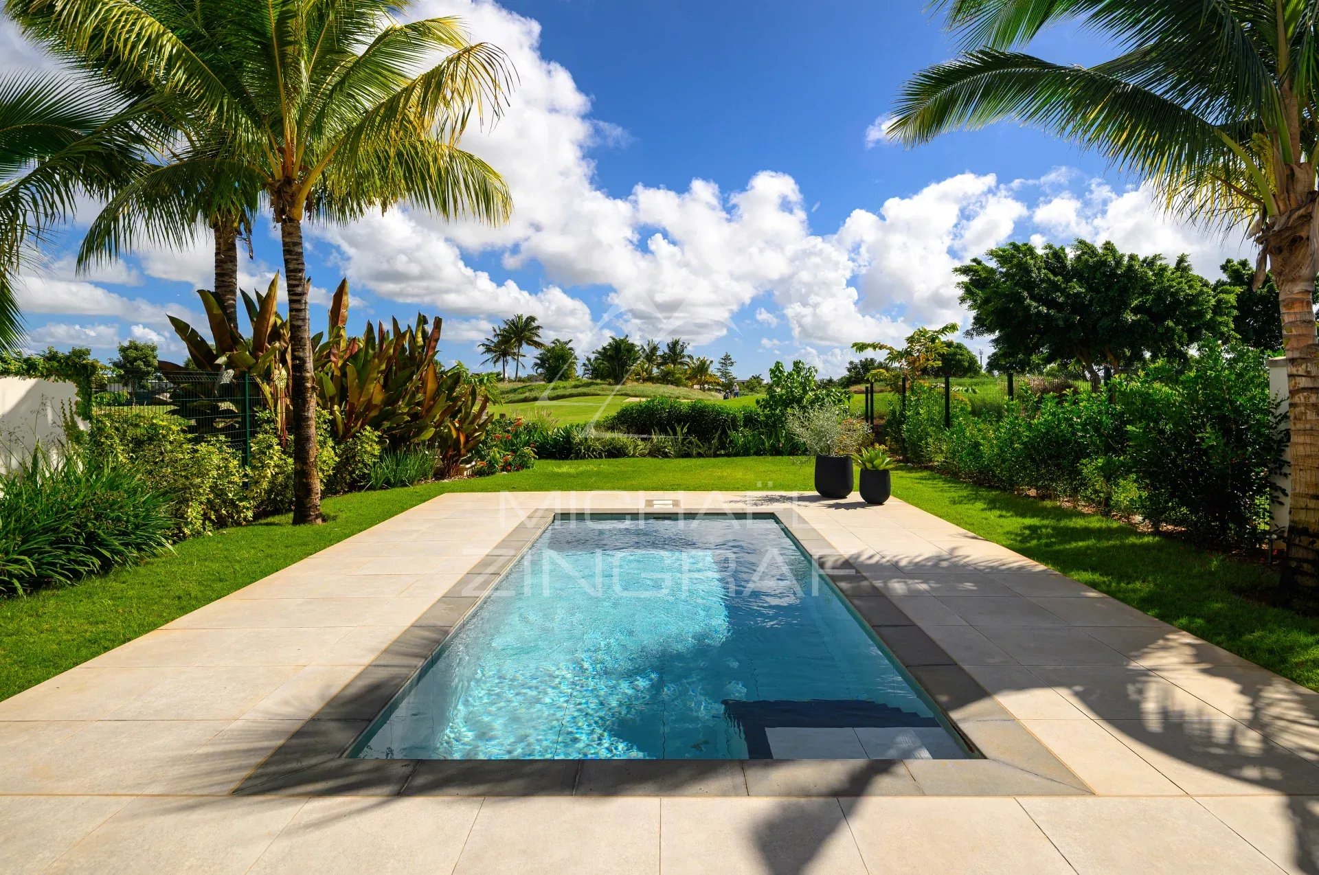 Villa jumelée avec piscine à Azuri Piscine privée entourée de verdure dans une villa jumelée à Azuri, avec vue sur le golf.