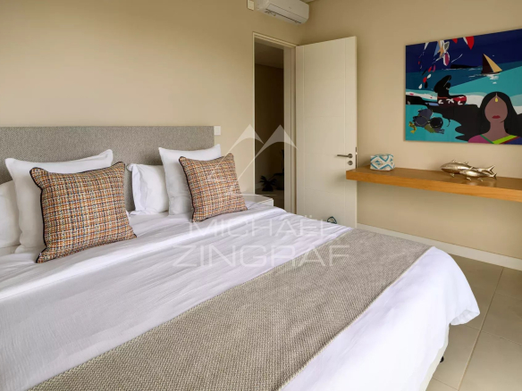 Chambre d'une villa jumelée à Azuri avec lit double et décoration moderne.