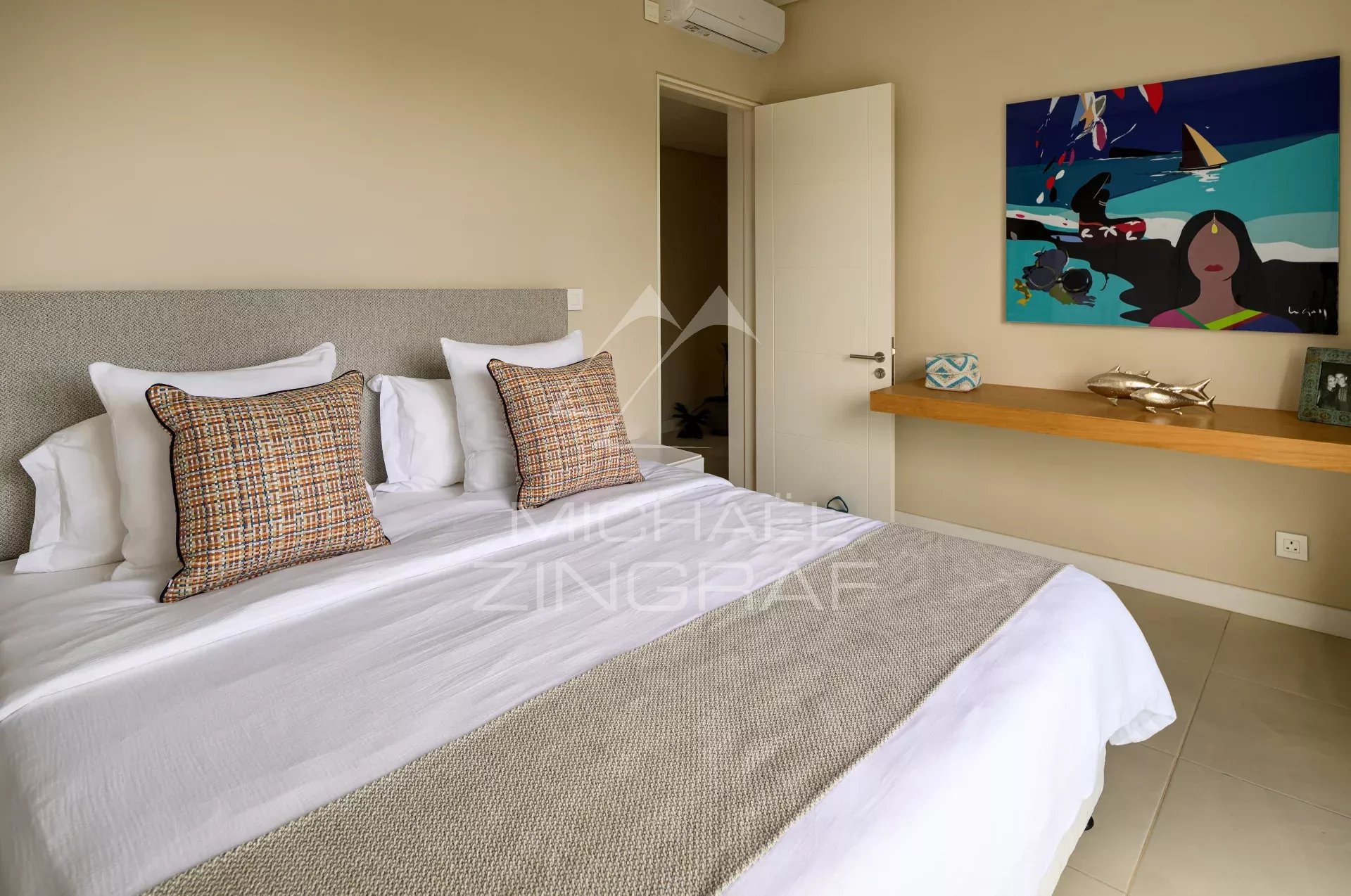 Chambre élégante à Azuri Chambre d'une villa jumelée à Azuri avec lit double et décoration moderne.
