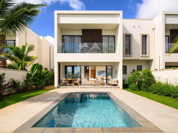Villa jumelée de 3 chambres avec piscine et jardin à Haute Rive, vue sur le golf.