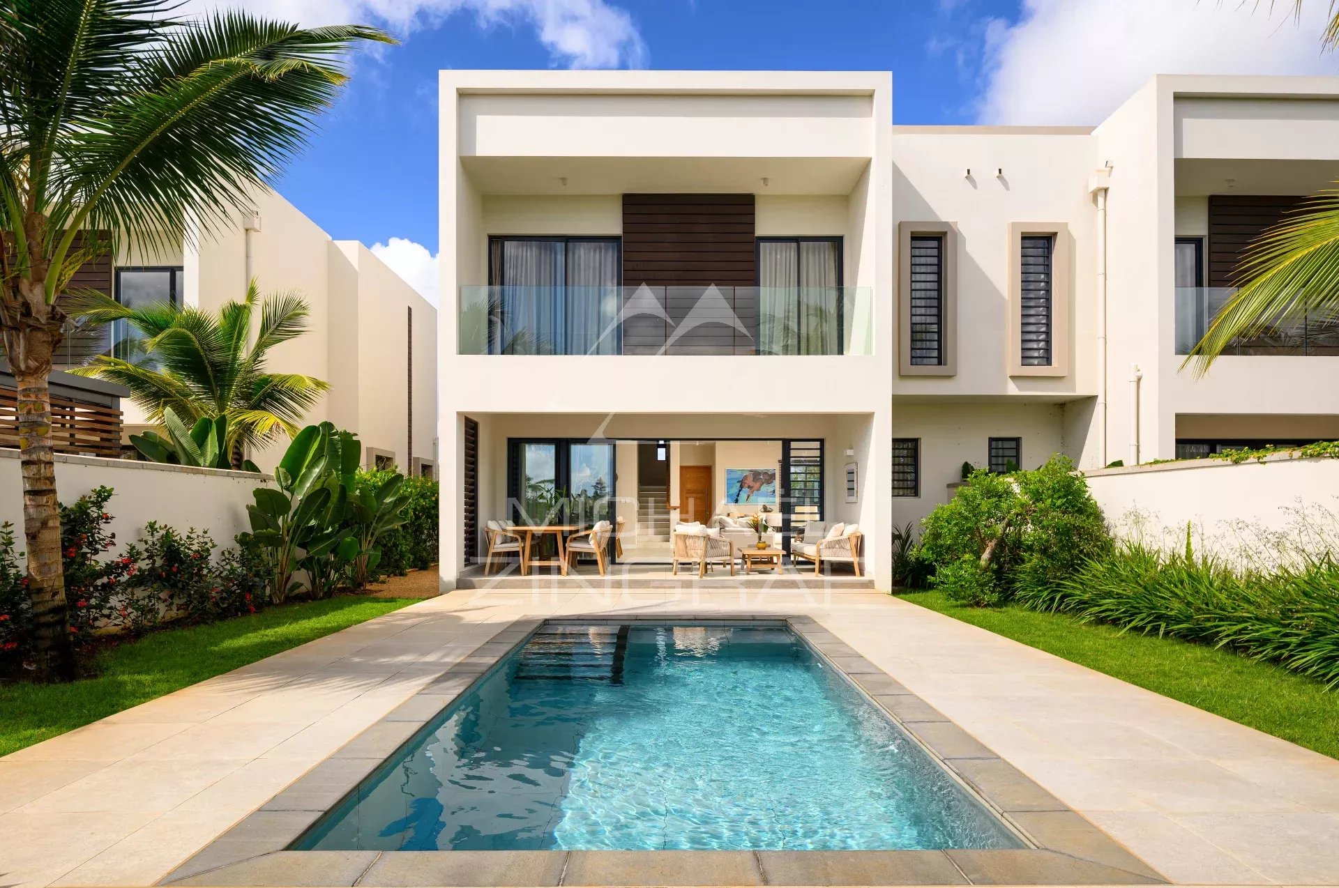 Villa jumelée à Haute Rive Villa jumelée de 3 chambres avec piscine et jardin à Haute Rive, vue sur le golf.
