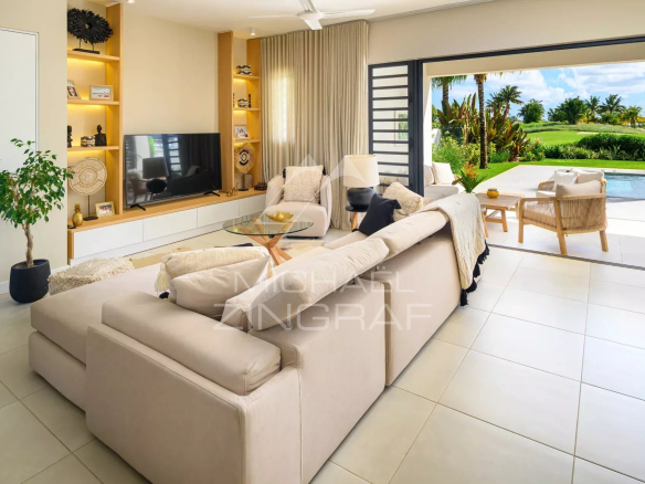 Intérieur d'une villa jumelée avec salon lumineux et vue sur le golf à Azuri, Haute Rive.
