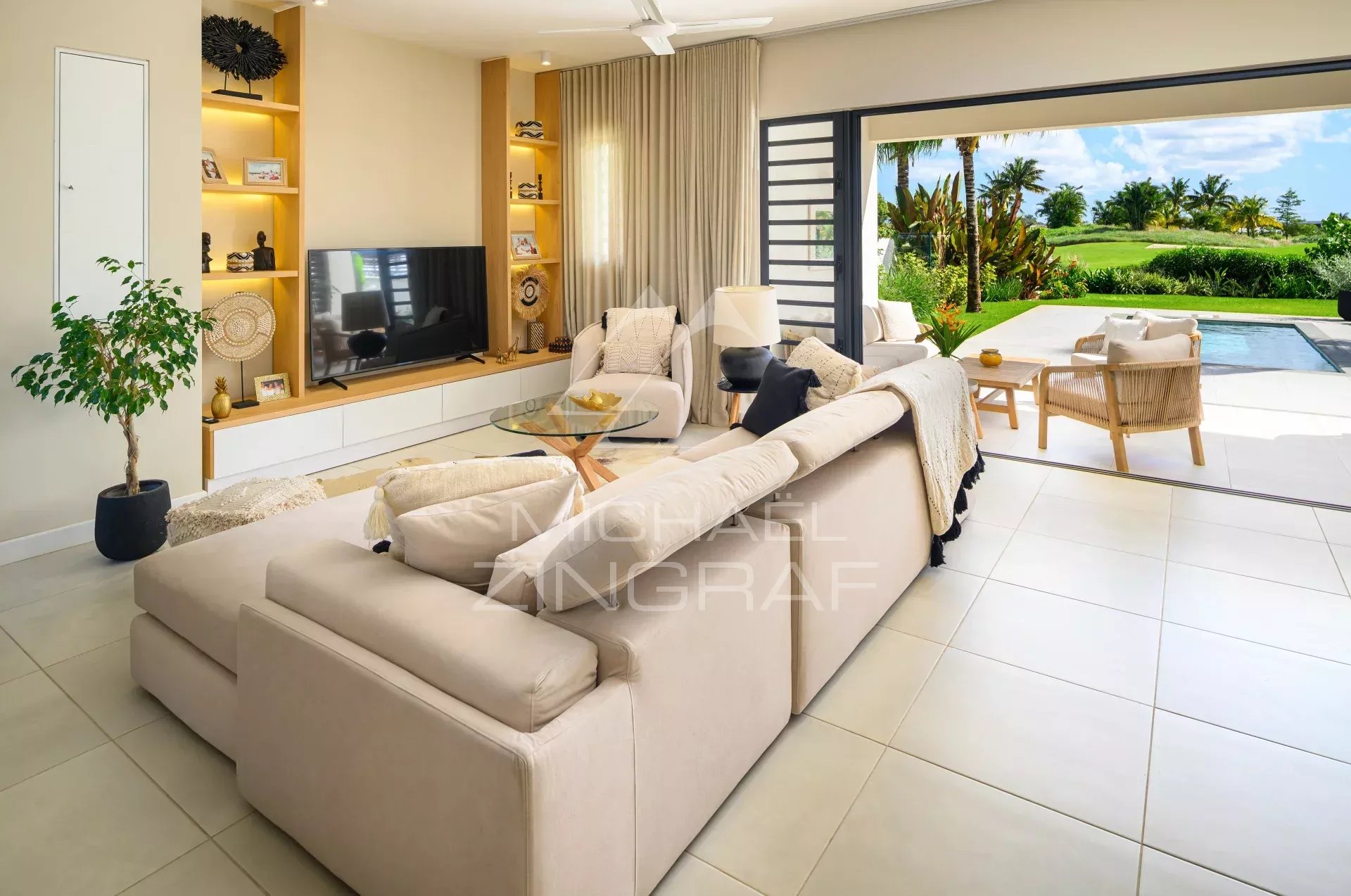 Villa jumelée à Azuri Intérieur d'une villa jumelée avec salon lumineux et vue sur le golf à Azuri, Haute Rive.