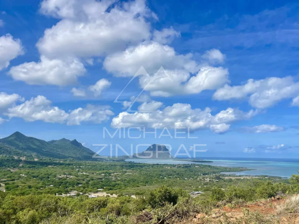 Vue panoramique sur Le Morne Brabant et la nature environnante depuis une villa de luxe à Rivière Noire.