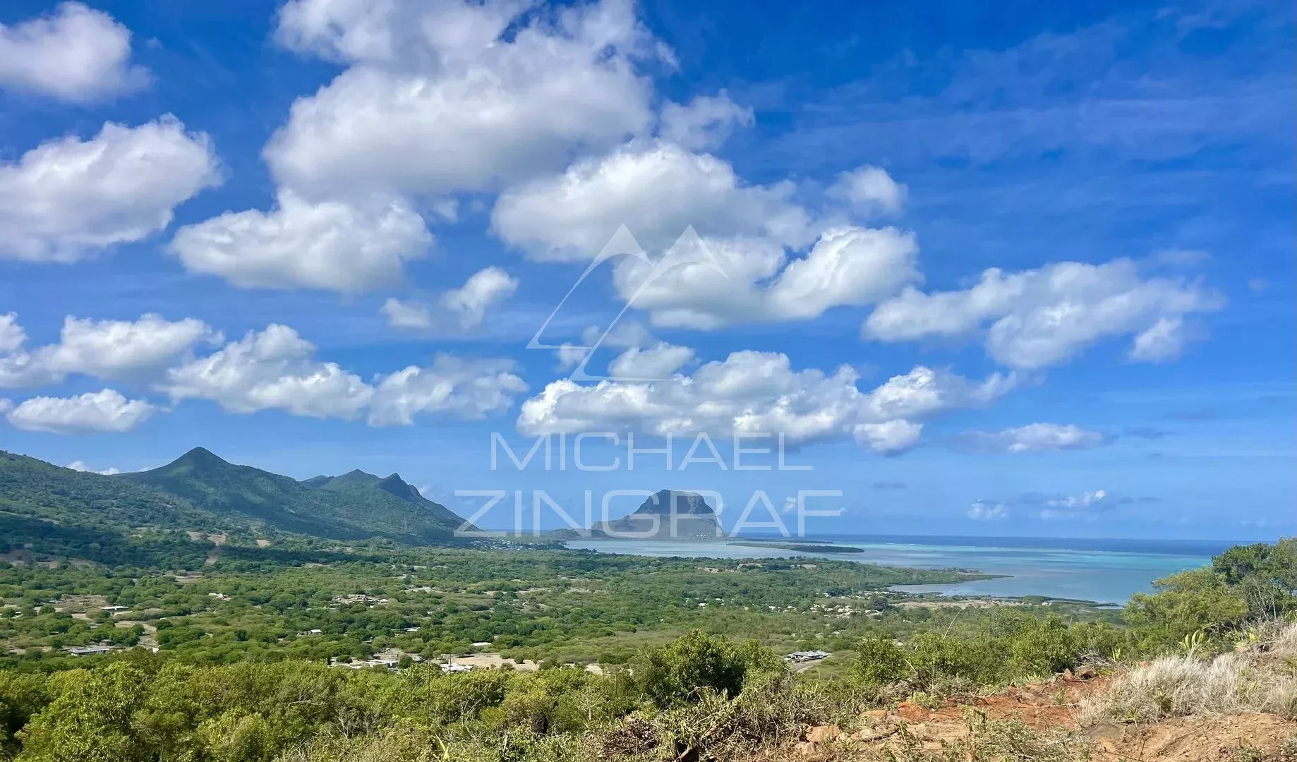 Villa de luxe à Rivière Noire Vue panoramique sur Le Morne Brabant et la nature environnante depuis une villa de luxe à Rivière Noire.