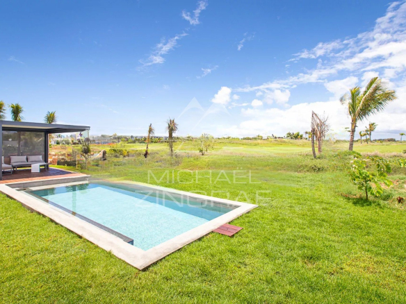Villa de luxe avec piscine et vue sur un parcours de golf.