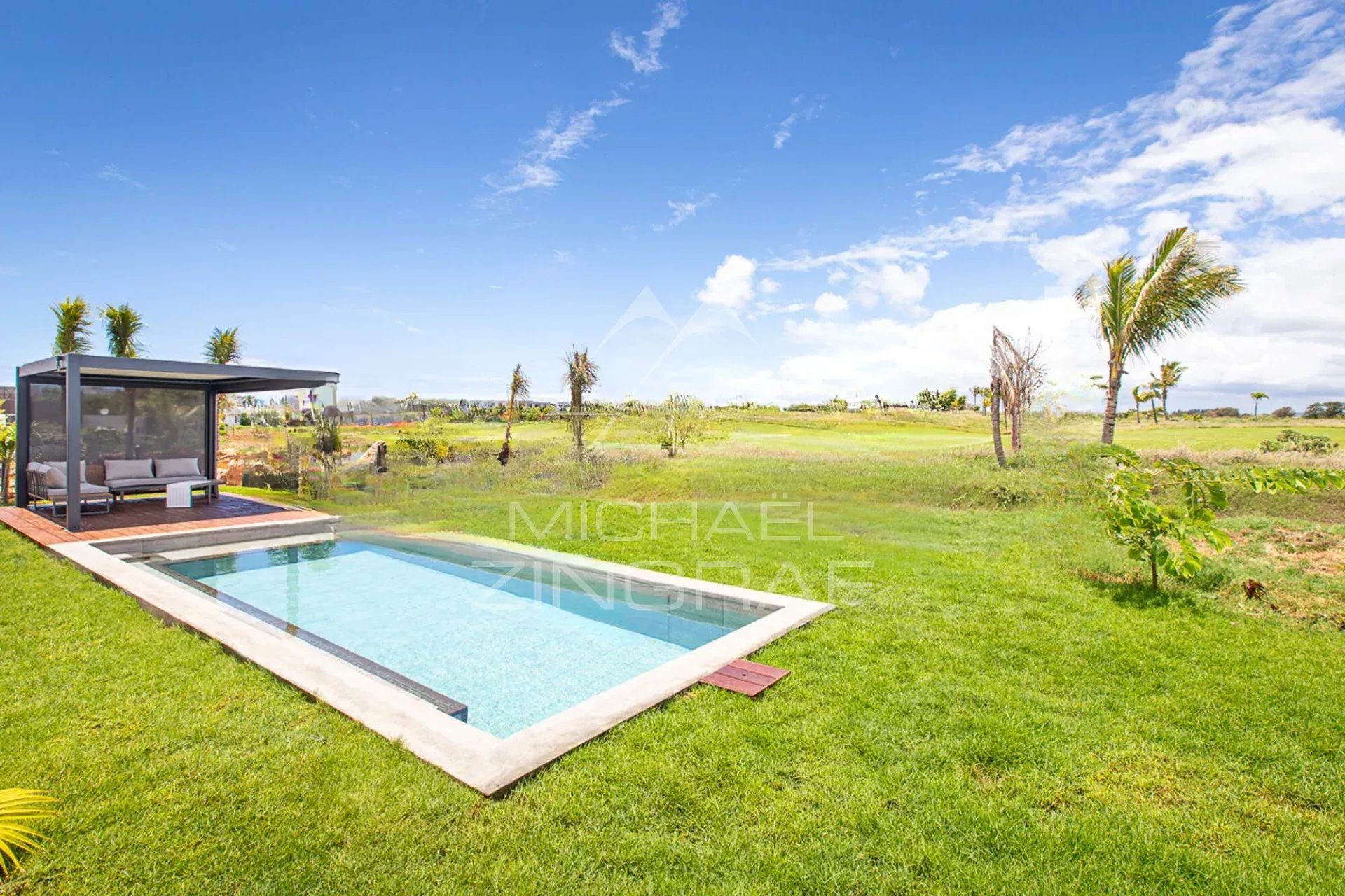 Villa de luxe avec piscine et vue sur un parcours de golf.