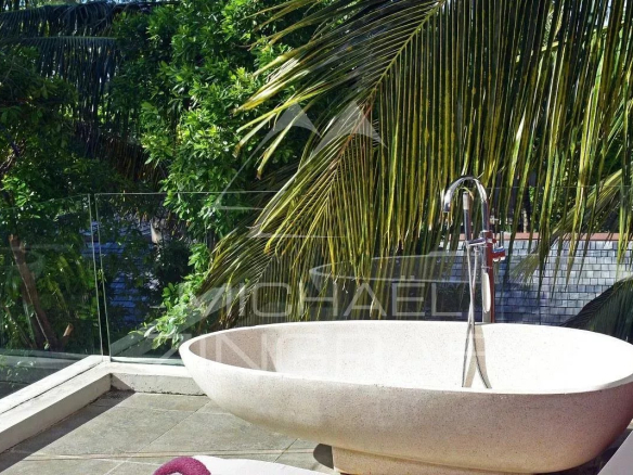 Outdoor bathroom with bathtub on the terrace of an apartment in Pereybere.