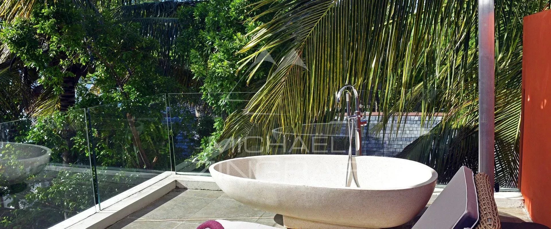 Outdoor bathroom in Pereybere Outdoor bathroom with bathtub on the terrace of an apartment in Pereybere.