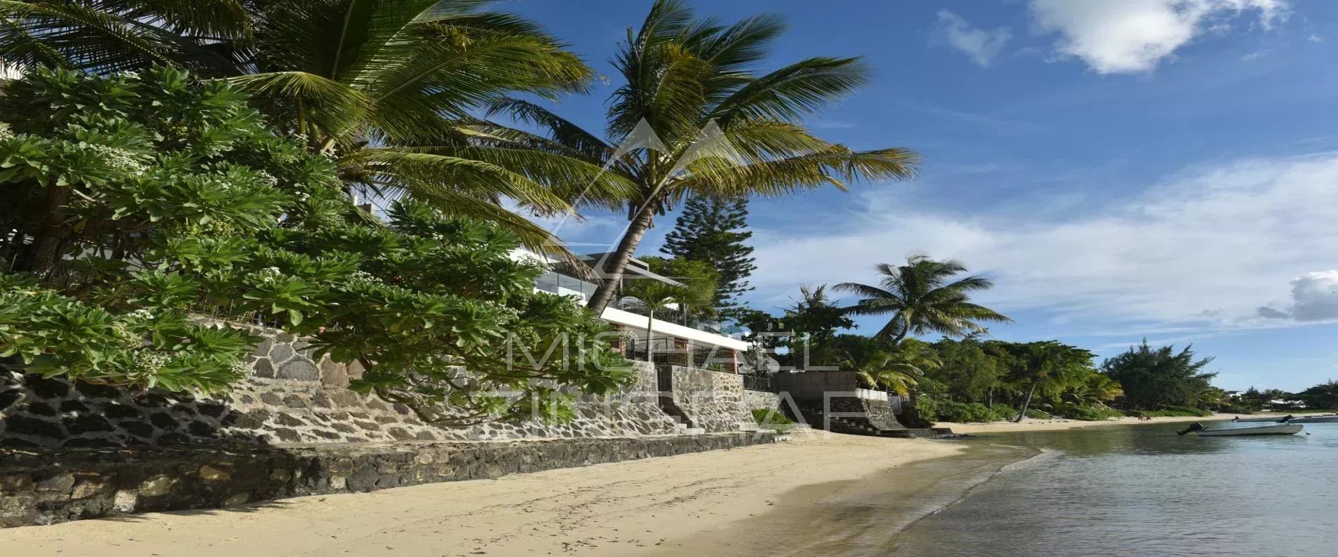 Seaside apartment in Pereybere Beach with palm trees and a seaside apartment in Pereybere.