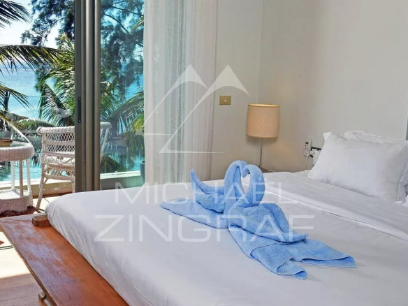 Room in an apartment with sea view in Pereybere, bed and access to a terrace.