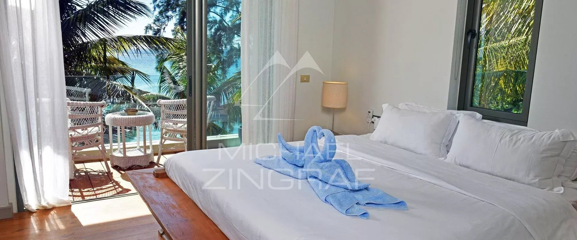 Room with sea view in Pereybere Room in an apartment with sea view in Pereybere, bed and access to a terrace.