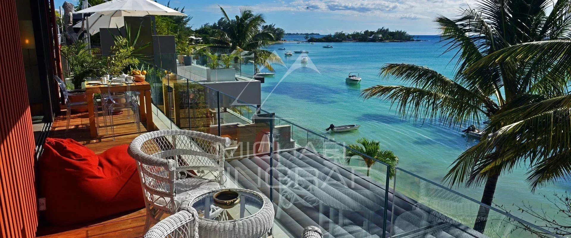 Terrace with sea view in Pereybere Terrace of an apartment with sea view in Pereybere, surrounded by palm trees and boats.